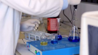 Genetik laboratuarında çalışan scentist