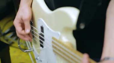 elektrik bas çalmaya adam