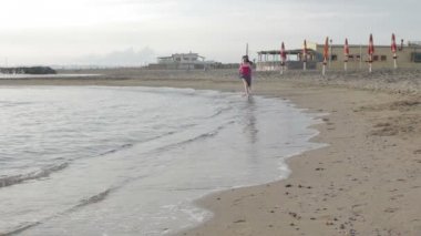 İki sevgili chase (çalıştırma) ve deniz - plaj - aşık - günbatımı öpüşme