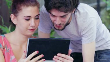 erkek ve kadın tablet üzerinde web kamerası kullanma