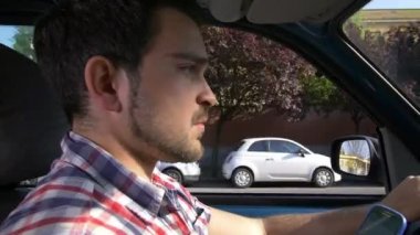 Beyaz adam bir araba kısa mesaj ile cep telefonunu gönderir.