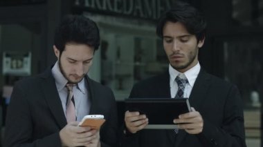 Tablet ve smartphone kullanarak işadamları: çalışma, iş arkadaşı, iş, web, kablosuz