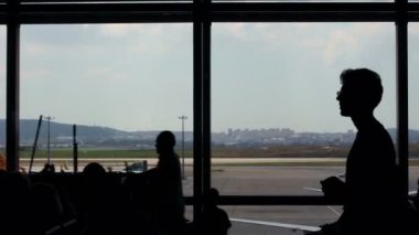 Havaalanında uçmak için bekleyenler