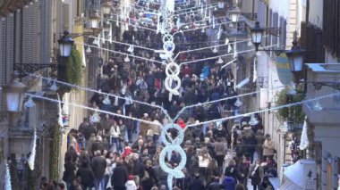 kalabalık Noel zamanında yağmur altında