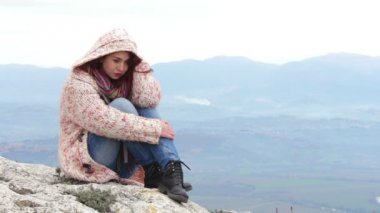 Eski bir kilise yakınındaki bir hoodie medidative yalnız ve üzgün redhead