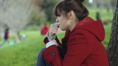 ağacın altında dalgın kız: kadın, düşünceler, çim, oturma, düşünme, sorunları