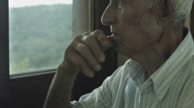 üzgün ihtiyar tek başına oturmak