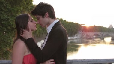 aşık genç birkaç gün batımında - St Peter - güneş ışığı ile öpüşme