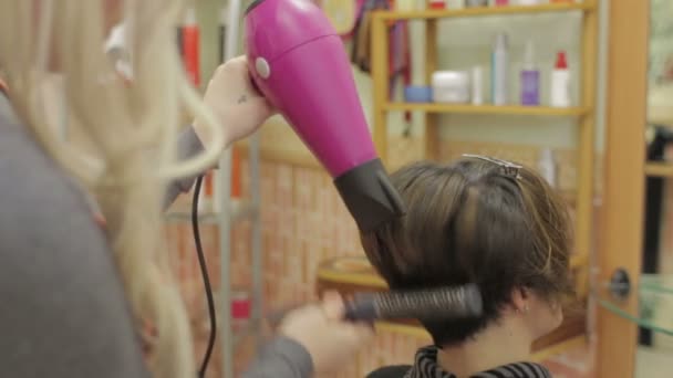 Menina recebe um penteado - cabeleireiro - cabeleireiro — Vídeo de Stock