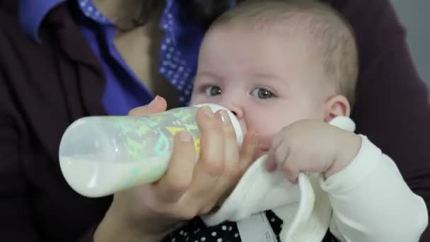 Jovem mãe está alimentando seu bebê — Vídeo de Stock