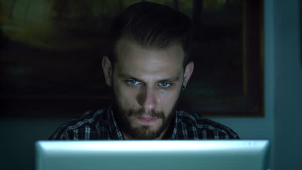 Όμορφο άνδρα που χρησιμοποιούν φορητό υπολογιστή: χρησιμοποιώντας το σημειωματάριο, έχοντας chat στο διαδίκτυο — Αρχείο Βίντεο