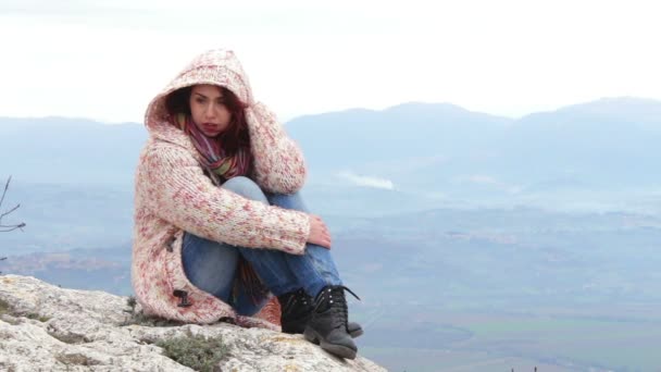 Femme en sweat à capuche, piste de montagne, journée venteuse, cheveux, percing, gros plan — Video