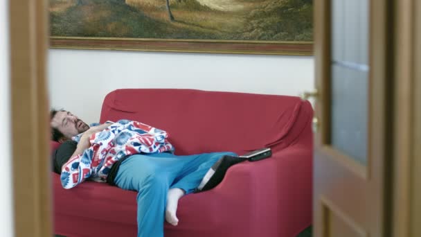 Magányos ember alszik a kanapén — Stock videók