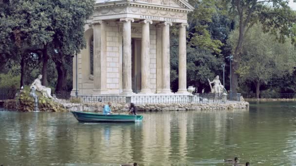 Ζευγάρι έχει ρομαντική στιγμή για τη βάρκα με κουπιά για τη λίμνη: Ρώμη Βίλα Μποργκέζε — Αρχείο Βίντεο
