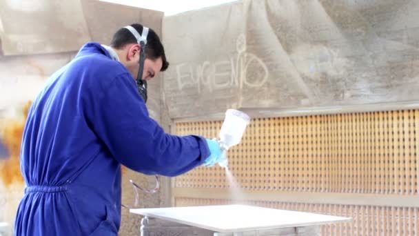 Arbetaren målning i en fabrik - industriell målning med sprutpistol - dolly — Stockvideo