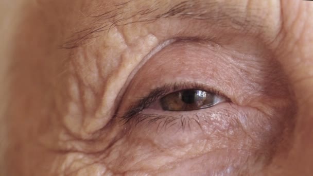 Old woman eye — Stock Video