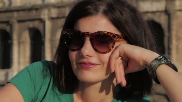 Красивая женщина улыбается возле Колизея — стоковое видео