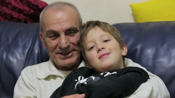 Grandfather and grandson laughing and looking at the camera - old man and child — Αρχείο Βίντεο