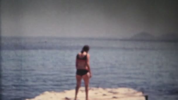 Scena vintage di una donna su una roccia — Video Stock
