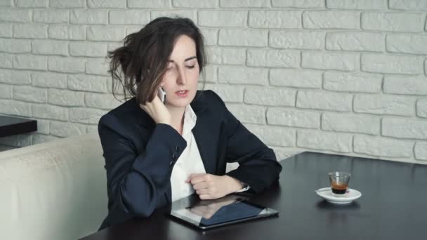 Mujer de negocios preocupada en un café — Vídeos de Stock