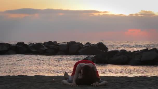 Junges attraktives verliebtes Paar küsst sich abends am Strand — Stockvideo