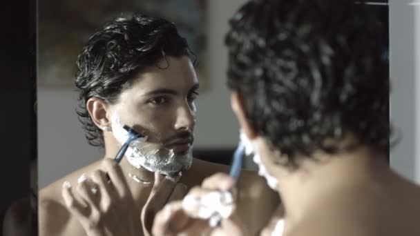 用刀片剃须刀刮胡子的男人 — 图库视频影像
