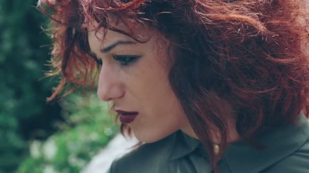 Депресія молода жінка — стокове відео
