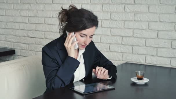 Femme d'affaires réussie avec smartphone — Video