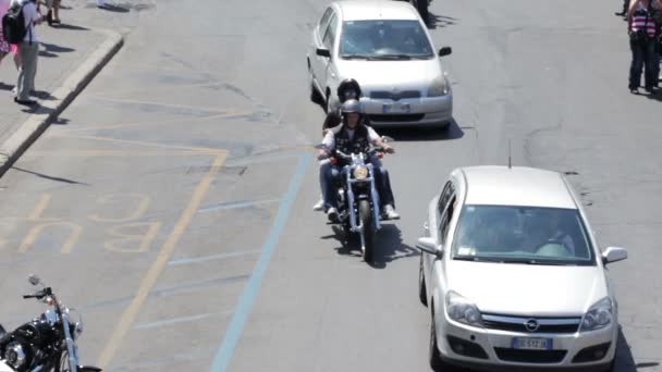 Harley Davidson 摩托车骑自行车的人游行 — 图库视频影像