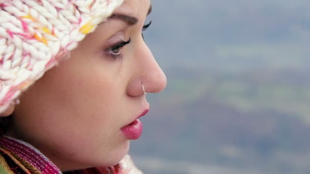 Close-up em uma menina respirando durante uma pausa em uma excursão — Vídeo de Stock