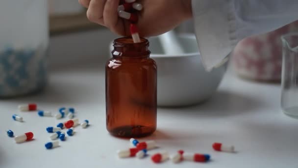 Farmacêutico colocar cápsulas — Vídeo de Stock