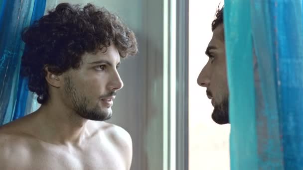 Gay beso: dos macho amantes besándose mutuamente — Vídeo de stock