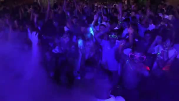 Wild crowd dancing — Stock Video