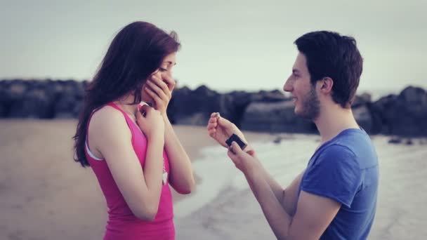 Вернуть женщину - мужчина дает кольцо женщине - поцелуй — стоковое видео