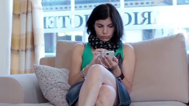 Wanita menggunakan smartphone — Stok Video