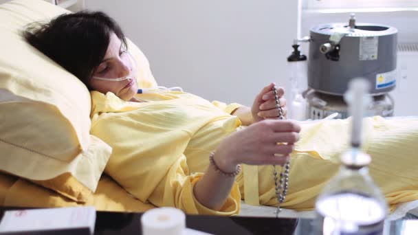 肺癌的伤心女人 — 图库视频影像