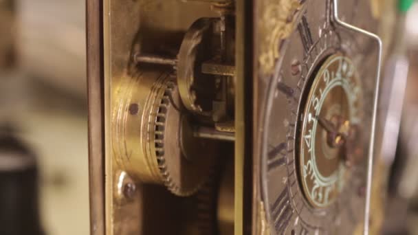 Orologiaio che carica un orologio antico — Video Stock