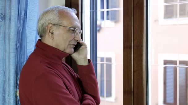 Homem sênior ter uma conversa usando telefone celular — Vídeo de Stock