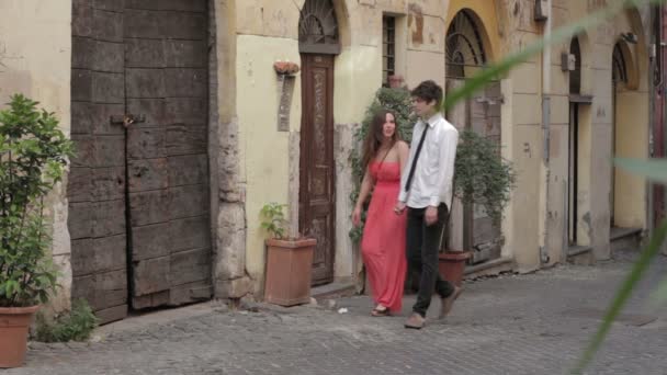 Ett ungt par kyssas plötsligt i en gränd en stad — Stockvideo