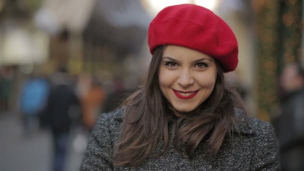 Jovem mulher sorridente com chapéu vermelho — Vídeo de Stock