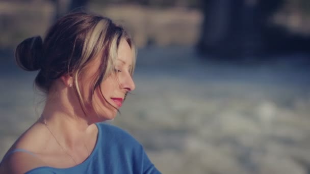 Beautiful Woman Relaxes Sunbathe Banks River Tiber Rome — Stock video