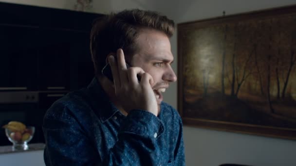 Boos knappe jongen heeft een oproep: smartphone, mobiele telefoon, surge, 4k — Stockvideo