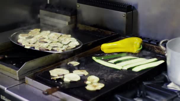 Chef keuken om te grillen van groenten — Stockvideo