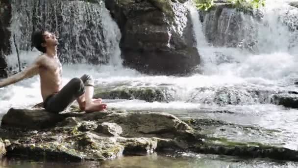 Homem fazendo exercícios físicos — Vídeo de Stock