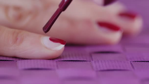 Chica poniendo en esmalte de uñas — Vídeo de stock