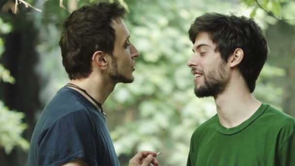 Deux mignon jeune gay avec un cascade dans l 'arrière-plan — Video