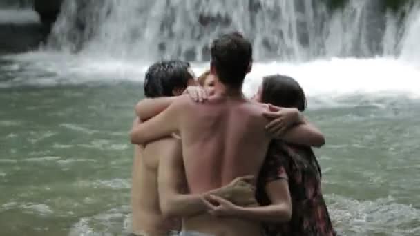 Ragazze e ragazzi si divertono in un lago . — Video Stock