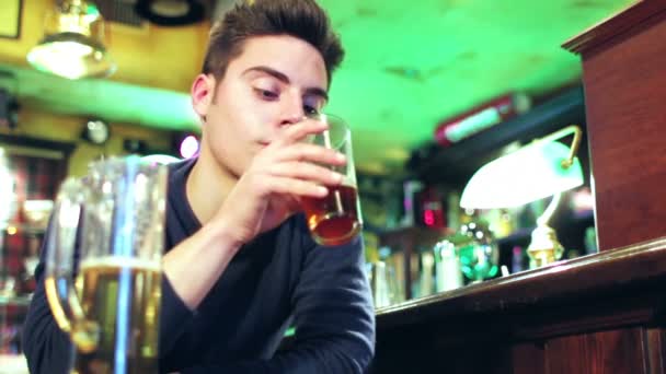 Szomorú ember iszik sört — Stock videók