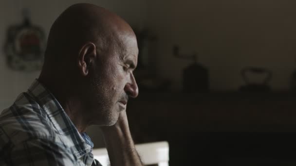 Пенсійний сумний чоловік сидить один: вдумливий, глибоко в проблемах, смутку, самотності — стокове відео