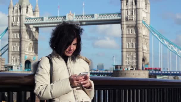 Turista usando smartphone — Vídeos de Stock